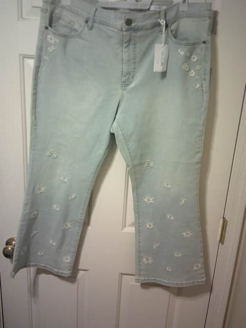 NEW JESSICA SIMPSON LIGHT WASH JEANS SIZE 16w PLUS ANKLE FLARE DAISY DESIGN ๐ฉ - Picture 5 of 9